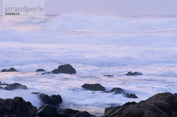 Wellen schlagen Felsen ausschalten Mossel Bay an der Garden Route  Kapprovinz  Südafrika  Afrika