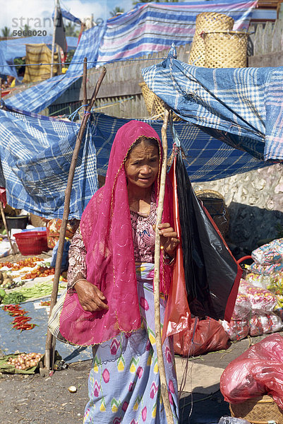 Ältere Frau im Markt in der Nähe der Toraja Grenze  Sulawesi  Indonesien  Südostasien  Asien