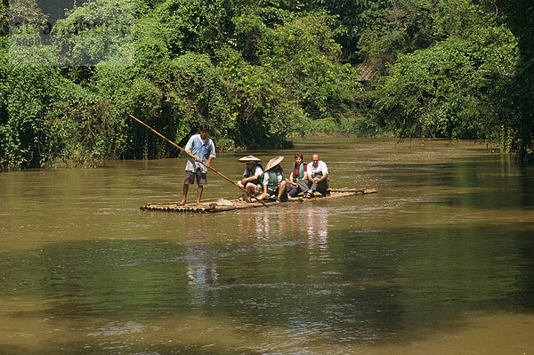 Touristen rafting auf dem Ping Fluss Chiang Dao Elefant Training Centre  in Chiang Mai  Thailand  Südostasien  Asien