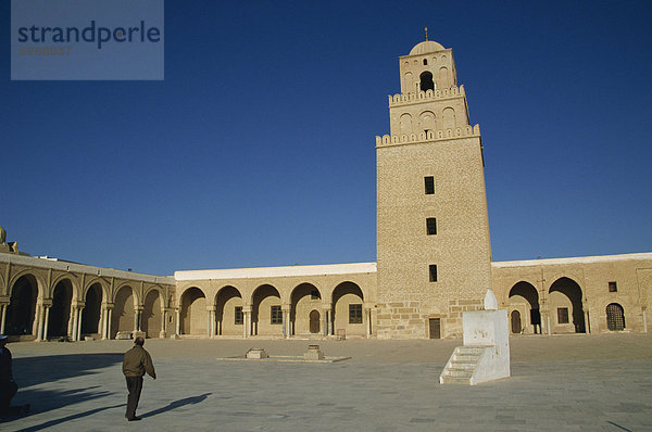 Die große Moschee  Minarett und Innenhof  UNESCO Weltkulturerbe  Kairouan  Tunesien  Nordafrika  Afrika