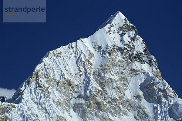 Die schneebedeckte Nuptse Gipfel gesehen von Kala Patar im Himalaya  Nepal  Asien