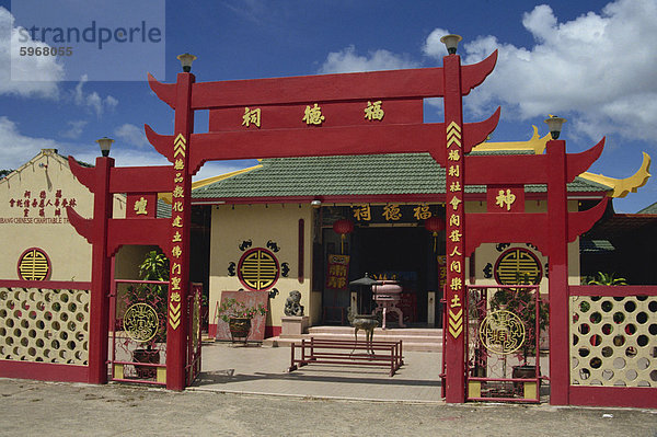 Rote Tor zu den chinesischen Tempel von Limbang in Sarawak auf der Insel Borneo  Malaysia  Südostasien  Asien