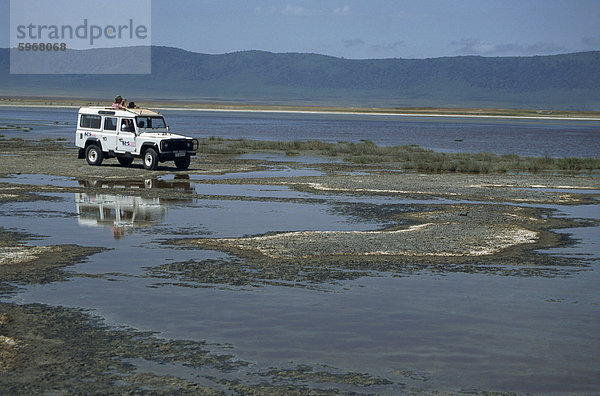 Wildbeobachtung von Landrover  Ngorongoro Krater  UNESCO Weltkulturerbe  Magadisee  Tansania  Ostafrika  Afrika