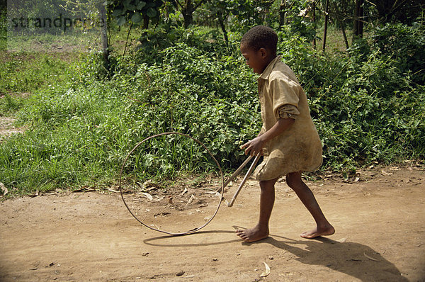 Jungen spielen mit Hoop  Kabale  Uganda  Afrika