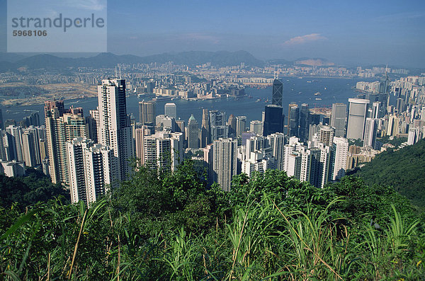 Blick vom Victoria Peak über die Skyline von Hong Kong Island  Kowloon in der Distanz  Hong Kong  China  Asien