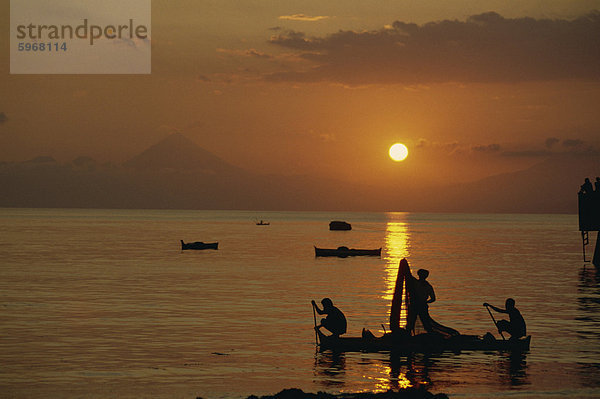Fischer silhouetted bei Sonnenuntergang am Ende auf der Insel Flores  Indonesien  Südostasien  Asien