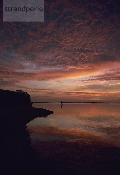 Reflexionen der Himmel bei Sonnenuntergang im Wasser der Küste der Vereinigten Staaten von Amerika  Nordamerika