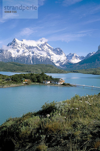 Gipfel des Cerro Paine Grande (3050m)  Lago Pehoe und Hotel Pehoe  Torres del Paine Nationalpark  Patagonien  Chile  Südamerika