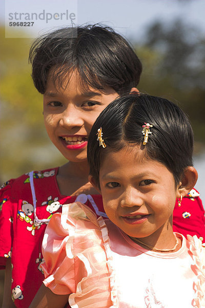Zwei Mädchen  Ananda-Festival  Ananda Pahto (Tempel)  alt-Bagan  Bagan (Pagan)  Myanmar (Buyrma)  Asien