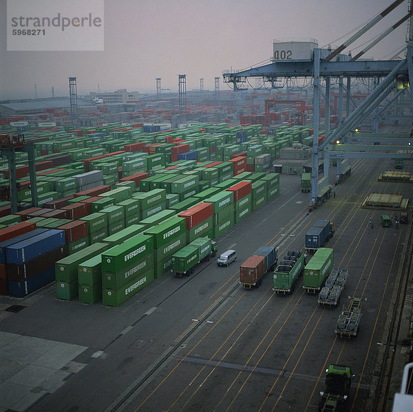 Luftbild von immergrünen Containern und Kränen in einem Terminal in Taiwan  Asien