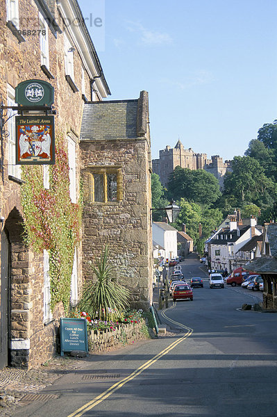 Luttrell Arms Hotel und Dunster Castle jenseits  Dunster  Somerset  England  Vereinigtes Königreich  Europa