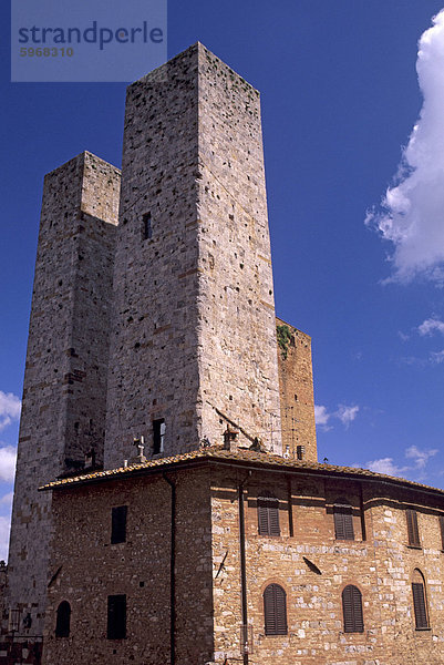 Zwillingstürme der Familie Salvucci  San Gimignano Delle Belle Torri  einer mittelalterlichen Stadt und UNESCO Weltkulturerbe  Toskana  Italien  Europa