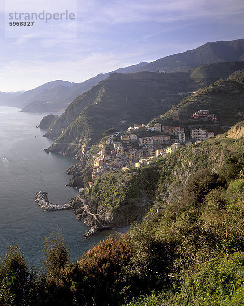 Riomaggiore  traditionelles Fischerdorf und Küste der Cinque Terre  UNESCO World Heritage sitzen  Ligurien  Italien  Europa