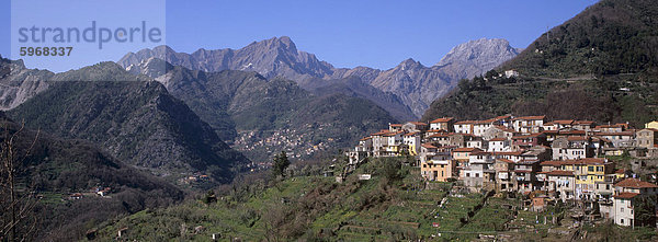 Dorf von Parania  in der Nähe von Massa  Apuanische Alpen  mit Carrara Marmor-Steinbrüche in Ferne  Toskana  Italien  Europa