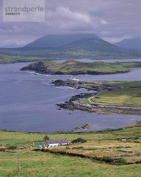 Leuchtturm  Beginish Island  Doulus Bay und Knocknadobar in der Ferne gesehen von Valentia Island  Ring of Kerry  County Kerry  Munster  Irland  Europa