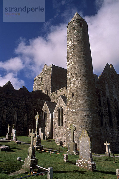 Rundturm und die Kathedrale aus dem 12. und 13. Jahrhundert  Rock of Cashel  Cashel (Caiseal)  County Tipperary  Irland  Europa