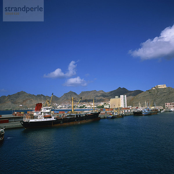 Frachtschiffe im Hafen  mit der Stadt und die Berge im Hintergrund  Mindelo  Sao Vicente Island  in der Republik der Kapverdischen Inseln  Atlantik  Afrika