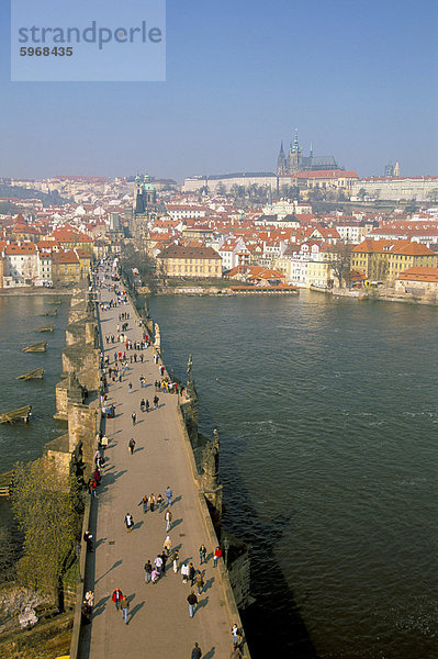 Erhöhten Blick auf die Karlsbrücke  Moldau und Mala Strana  Prag  Tschechische Republik  Europa