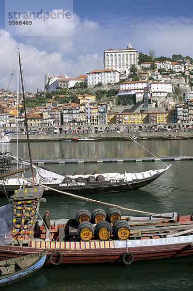 Hafen Kähne am Douro Fluss  mit Stadt jenseits  Porto (Porto)  Portugal  Europa