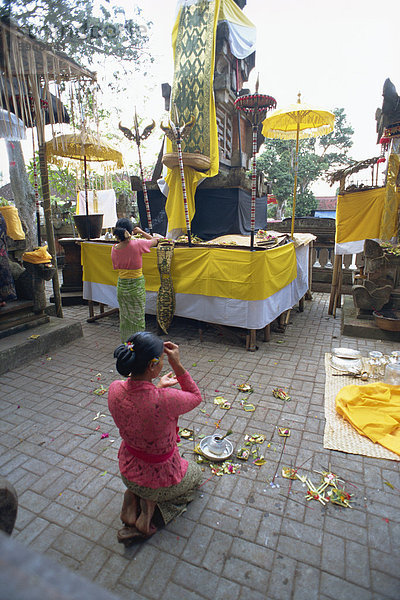 Frau im Tempel in Ubud  Bali  Indonesien  Südostasien  Asien