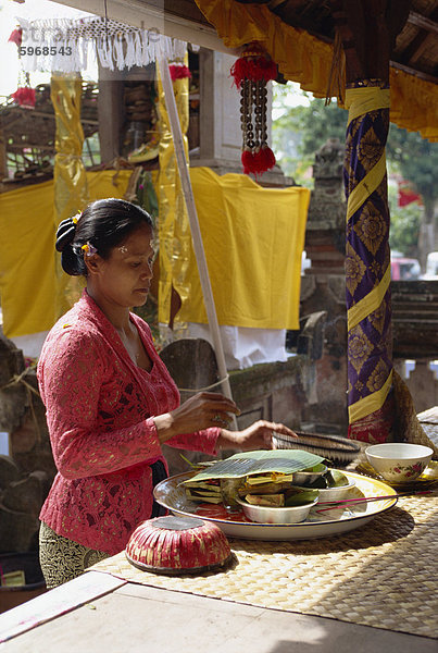 Frau im Tempel in Ubud  Bali  Indonesien  Südostasien  Asien