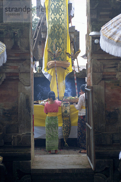 Frauen in Tempel in Ubud  Bali  Indonesien  Südostasien  Asien