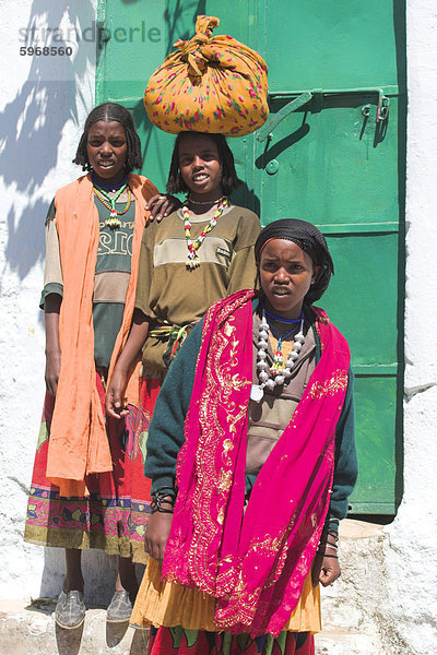 Farbenfrohe Mädchen Tür  Old Town  Harar  Äthiopien  Afrika