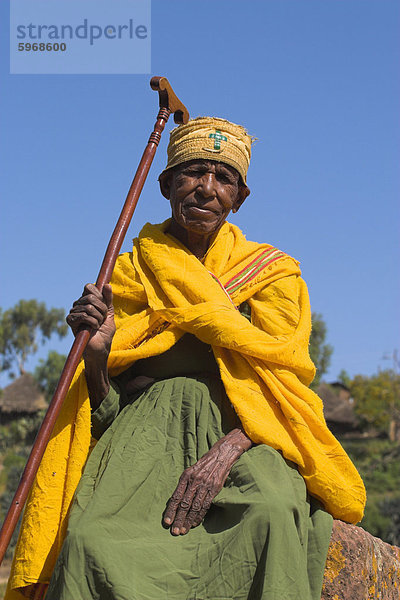 Nonne an die Felskirchen monolithische Kirche von Bet Giyorgis (St. Georgen)  Lalibela  Äthiopien  Afrika