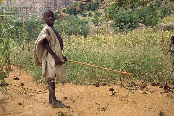 Dogon Junge mit hausgemachten Spielzeug  Mali  Afrika