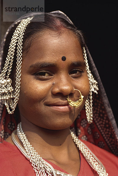 Porträt einer jungen Frau mit Nase Ring  Dhariyawad  Rajasthan Indien  Asien