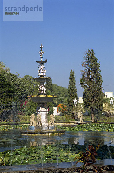 Park voller Brunnen  Udaipur  Rajasthan Indien  Asien
