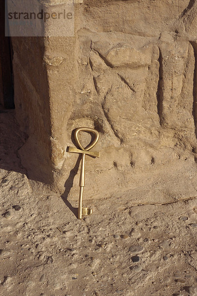 Schlüssel in Form eines ein Ankh  Tempel der Hathor zu Ehren von Nefertari  Abu Simbel  Nubien  Ägypten  Nordafrika  Afrika