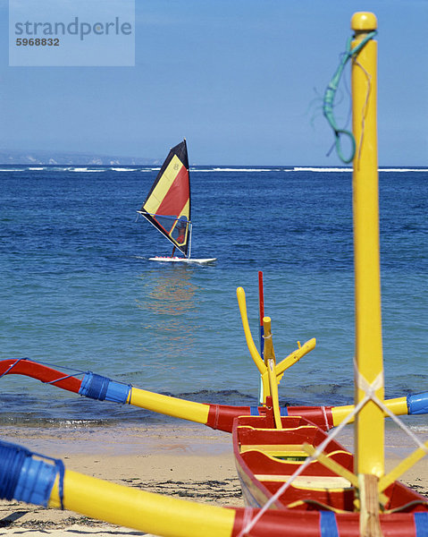 Prahu Boot und Windsurfer  Sanur Beach  Bali  Indonesien  Südostasien  Asien