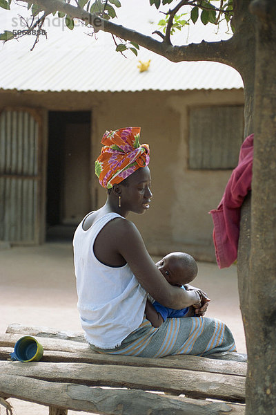 Frau und Kind  in der Nähe von Banjul in Gambia  Westafrika  Afrika