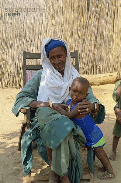 Dorfälteste mit Kind  Senegal  Westafrika  Afrika