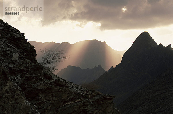 Berge bei Sonnenuntergang in Nahost Dschabal al-Achdar  Wadi Bani Awf  Oman