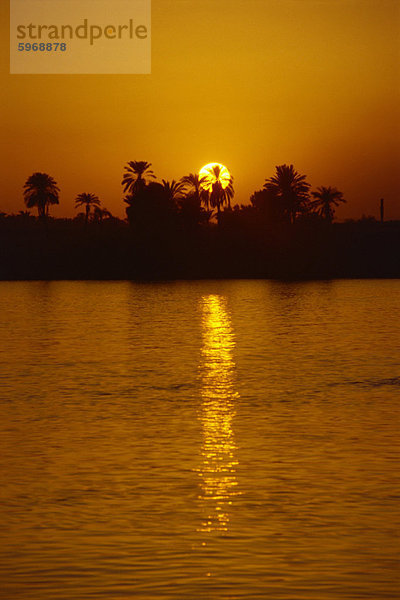 Sonnenuntergang auf dem Nil  Luxor  Ägypten  Nordafrika  Afrika