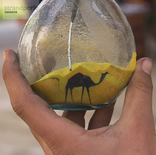 Nahaufnahme von Sand Flasche mit Camel gezeichnet wird  auf Souvenir Stand  Jerash  Jordan  Naher Osten