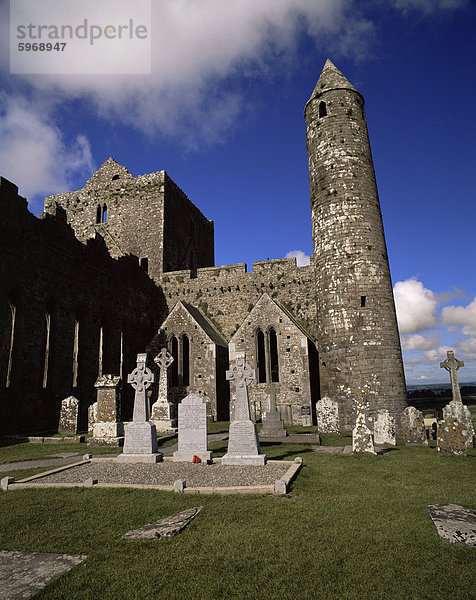 Runder Turm aus dem 12. Jahrhundert und 13. Jahrhundert Kathedrale  Rock of Cashel  County Tipperary  Munster  Irland (Eire)  Europa