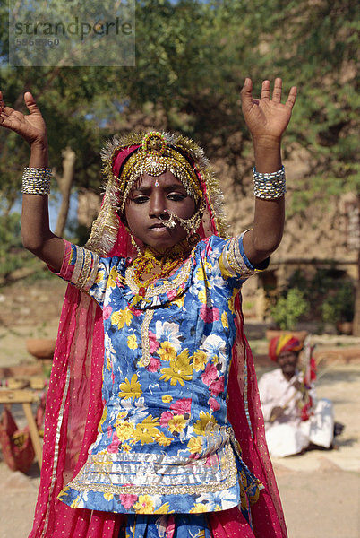 Kind Tänzerin in Fort  Jodhpur  Rajasthan Indien  Asien