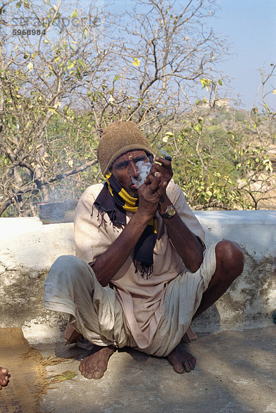 Mann Rauchen Drogen  nahe Deogarh  Rajasthan Indien  Asien