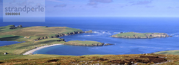 Sandy Bay von Scousburgh  gesehen von Ward von Scousburgh mit Foren Ness hinter dem Strand und der nördlichen Ness am linken Spitze Strand und kleine Insel von Colsay  Festland Süden  Shetland Islands  Schottland  Vereinigtes Königreich  Europa