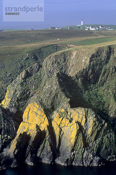 Ostküste  Haswalls und Dorf mit Leuchtturm in der Ferne  Fair Isle  Shetland Islands  Schottland  Vereinigtes Königreich  Europa