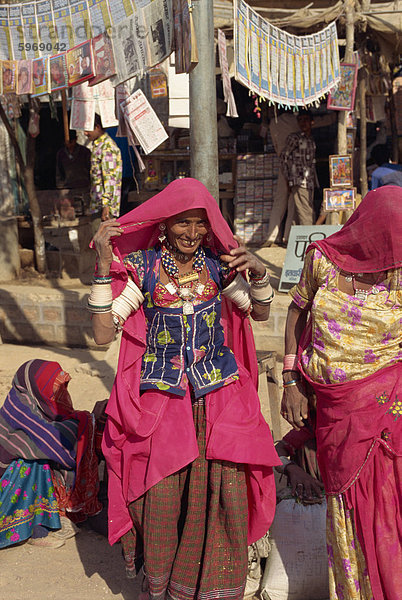 Frau in der Nähe von Jodhpur  Rajasthan  Indien  Asien