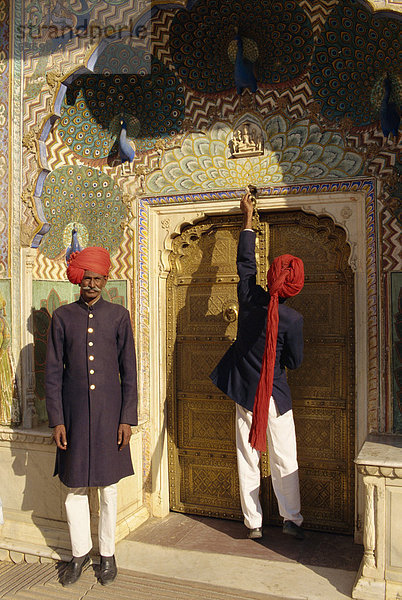 Wachen in Turbane an Stadtpalast  Jaipur  Rajasthan Indien  Asien