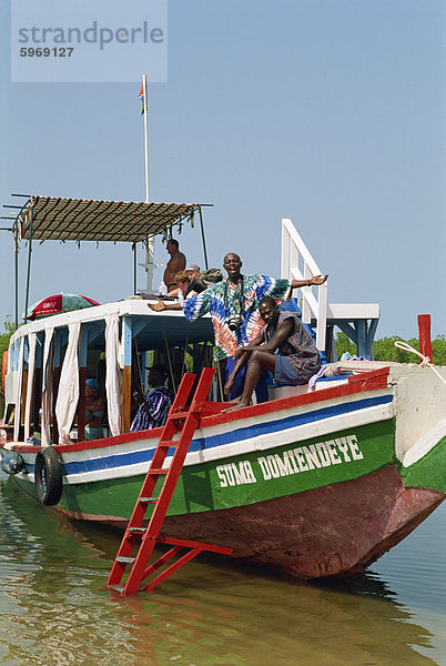 Touristenboot auf Backwaters in der Nähe von Banjul in Gambia  Westafrika  Afrika