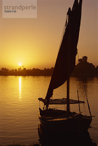 Sonnenuntergang auf dem Nil  Luxor  Ägypten  Nordafrika  Afrika