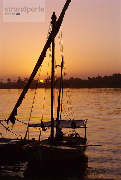 Sonnenuntergang auf dem Nil  Luxor  Ägypten  Nordafrika  Afrika