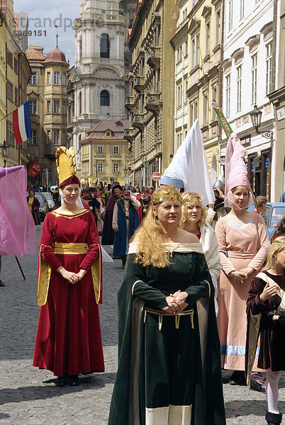 Mittelalterlichen Umzug in die Kleinseite  Prag  Tschechische Republik  Europa