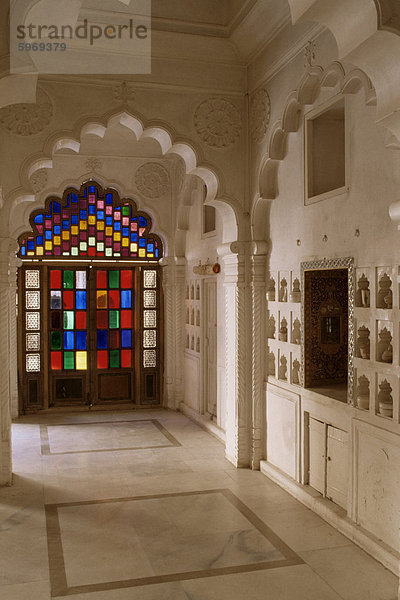 Original alte befleckten Glasfenstern und traditionelle Nischen in den Wänden lassen  staatliche Mehrangarh Fort  Jodhpur  Rajasthan  Indien  Asien